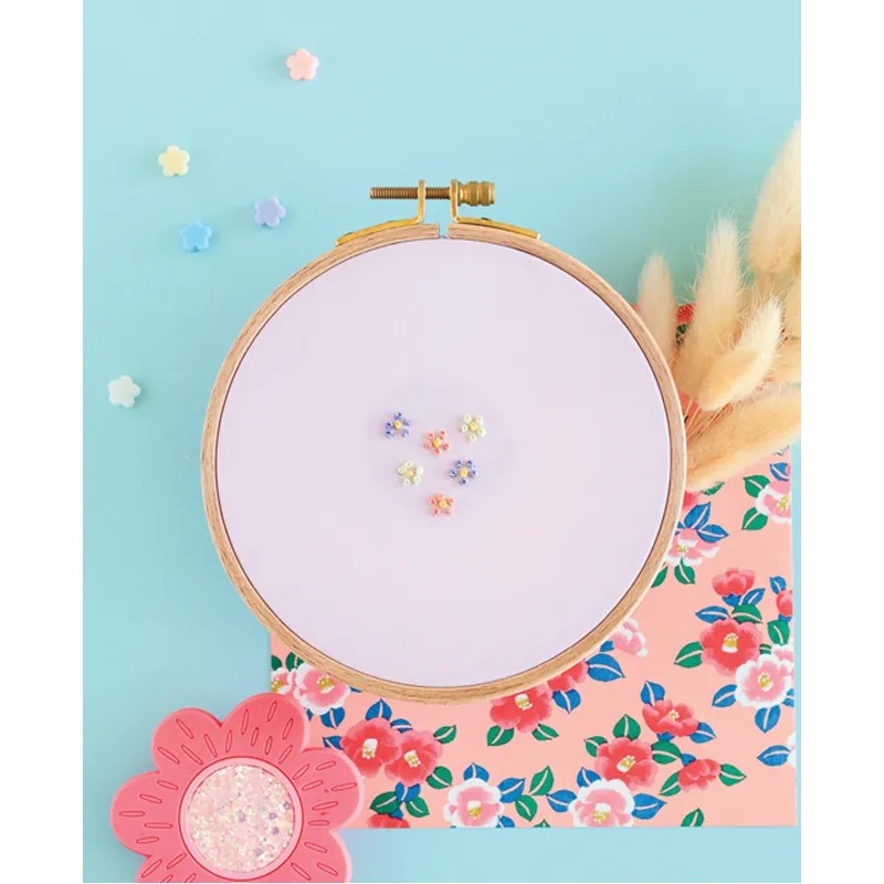 JE DÉCOUVRE LA BRODERIE